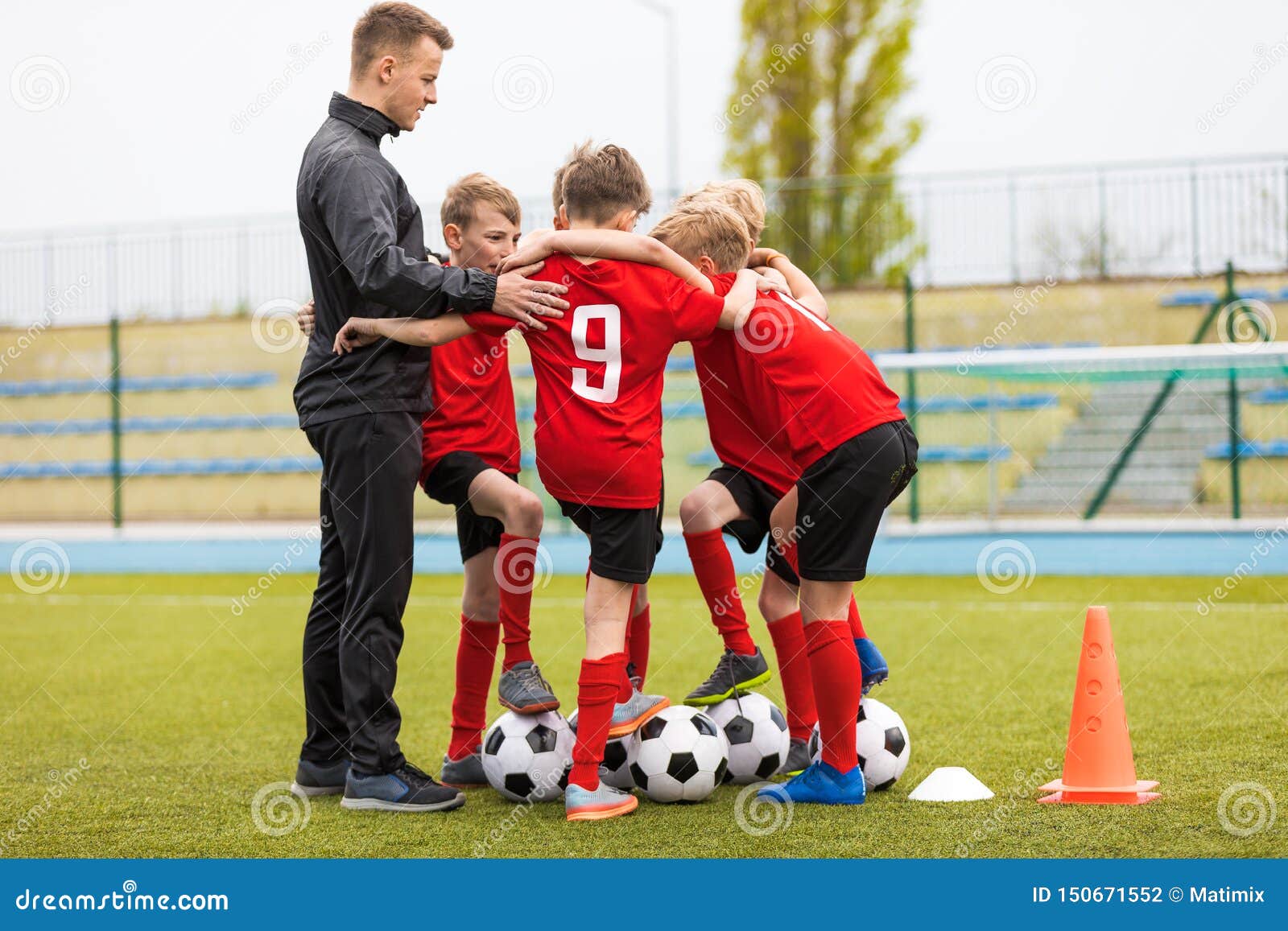 Футбол учит играть. Футбольный тренер с детьми. Футбольное поле для детей. Дети футболисты. Тренер и футболисты.