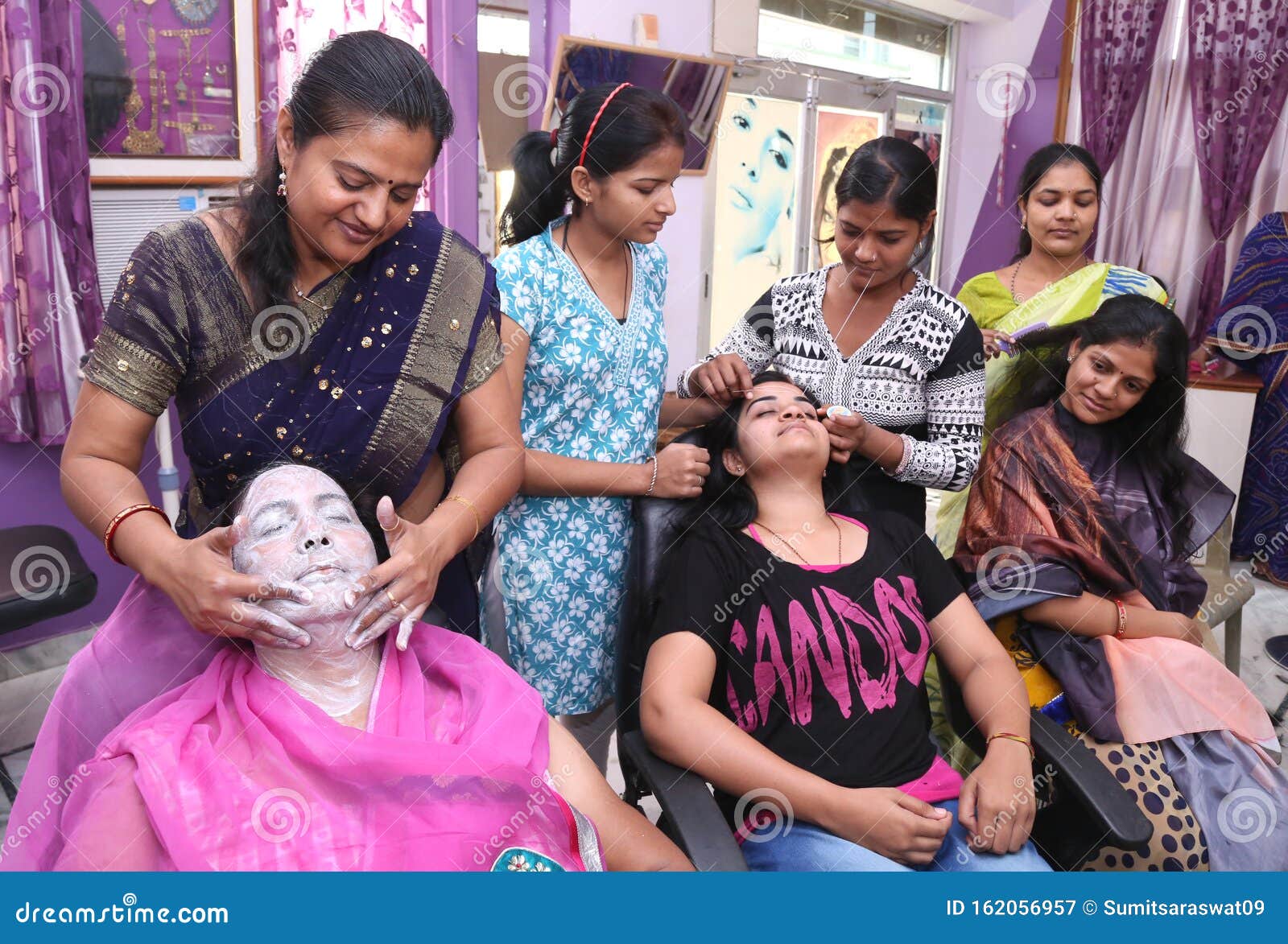 Indian Women & Girls in a Beauty Salon Editorial Photography - Image of  deepavali, home: 162056957