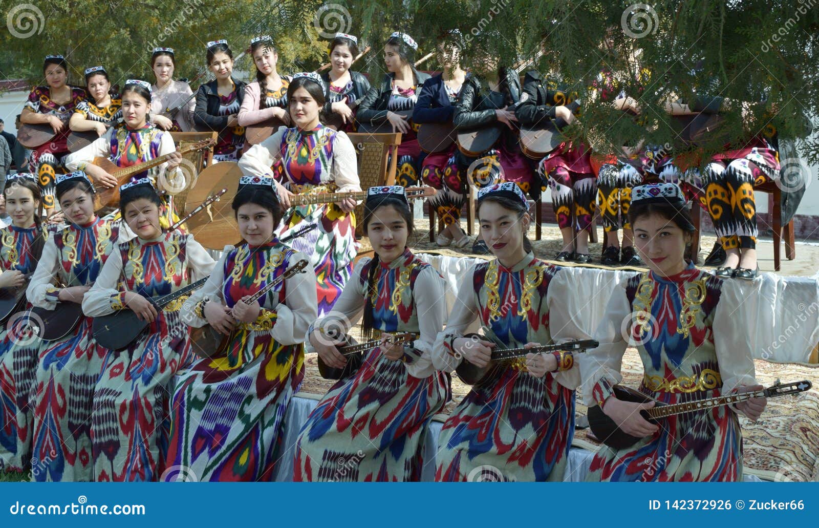 Какой праздник в узбекистане в марте. Навруз в Узбекистане. Навруз Самарканд. Праздник Навруз в Узбекистане. Музыкальные традиции Узбекистана.