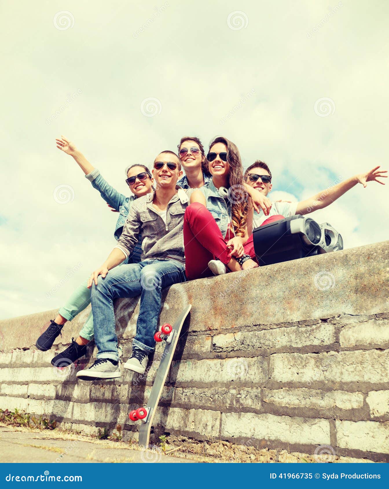 Group of Smiling Teenagers Hanging Out Stock Image - Image of smiling,  boyfriends: 41966735