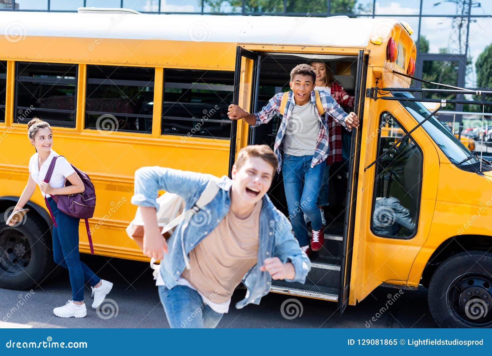На остановке общественного транспорта подростки нецензурно