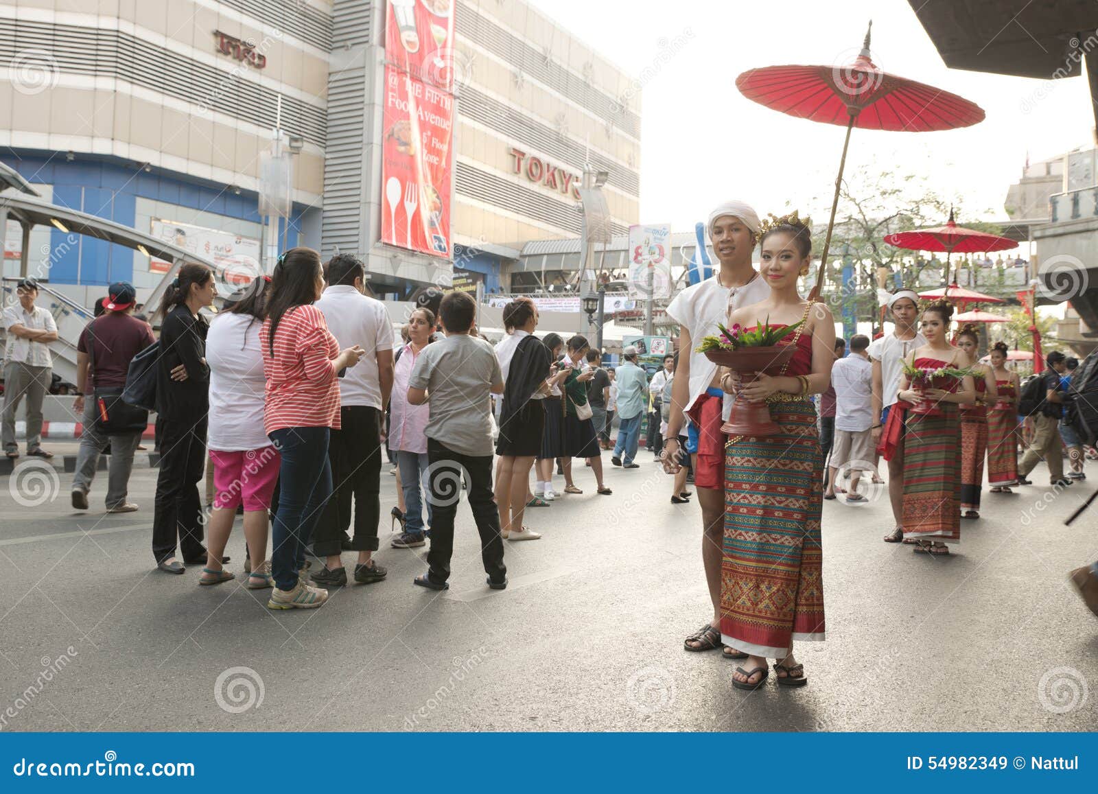 Group of Thai Traditional Dressed Couple at Pathumwan Intersection ...