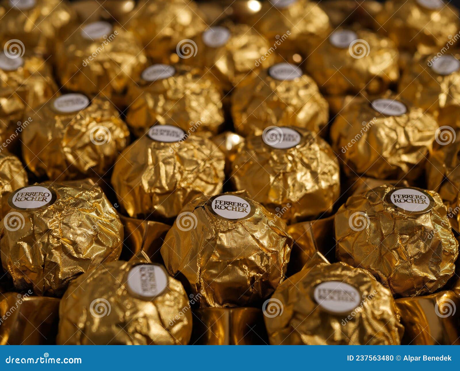 Groupe De Chocolats Dorés Ferrero Rocher Gros Plan. Image