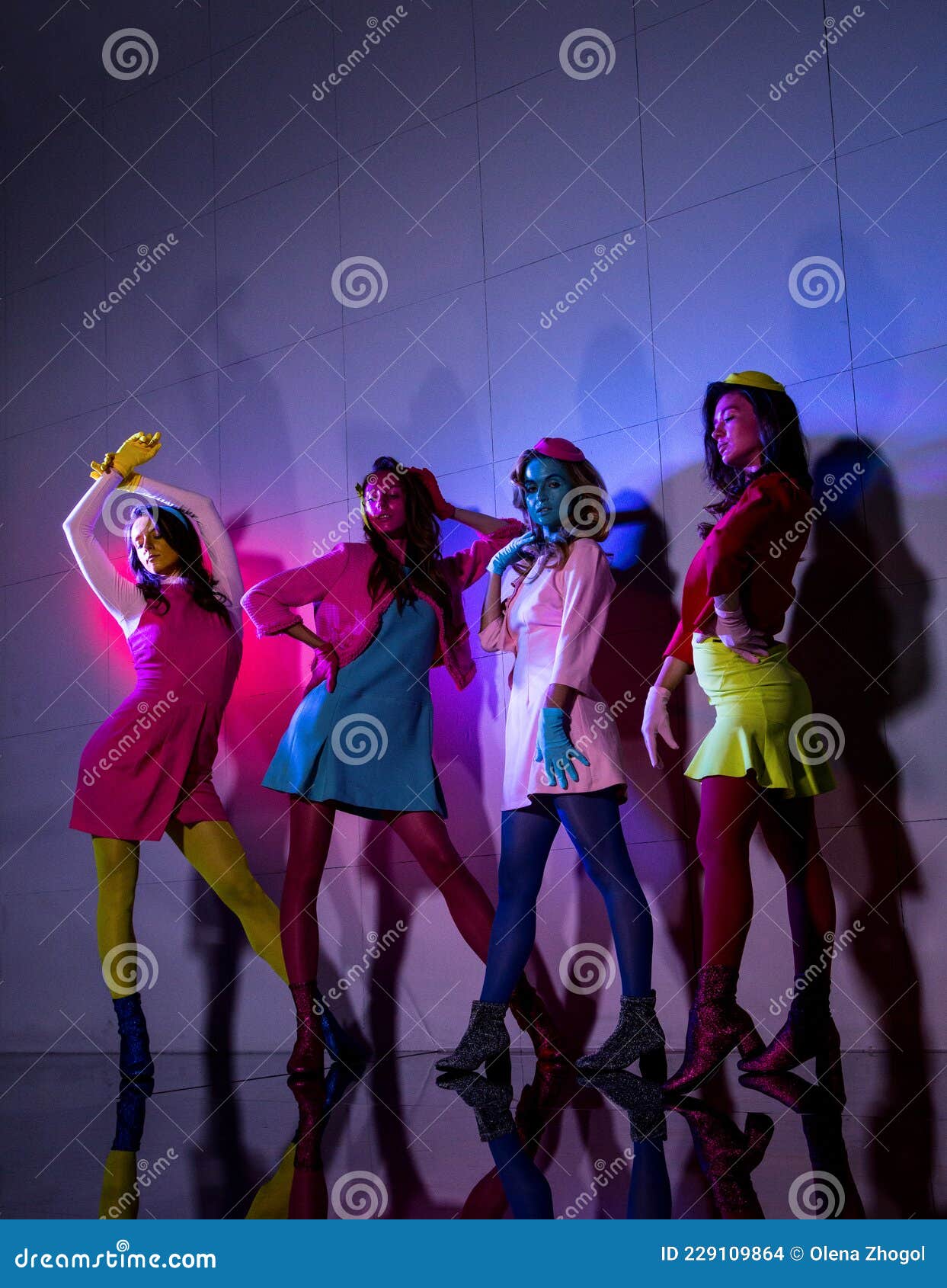 Groupe De Danse Feminine Avec Un Visage Colore Art En Vetements Brillants Danse Photo stock Image du artiste colore 229109864