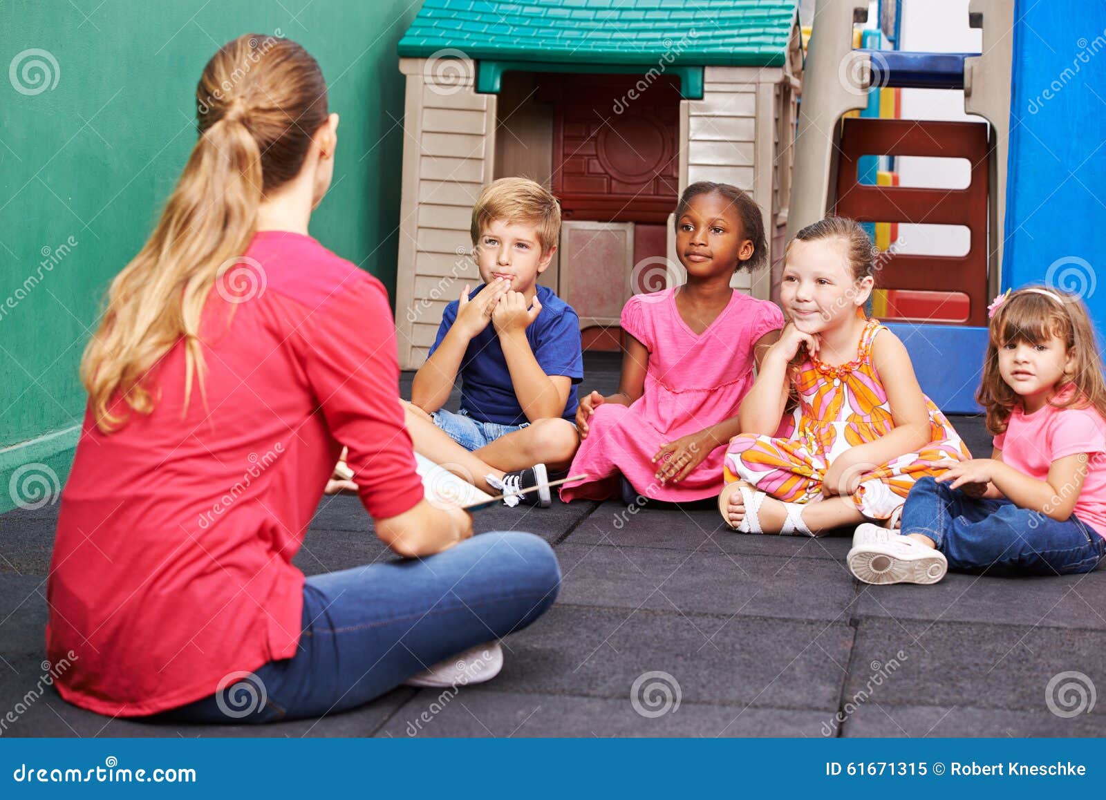 groupe-de-discussion-d-enfants-dans-le-jardin-d-enfants-61671315.jpg