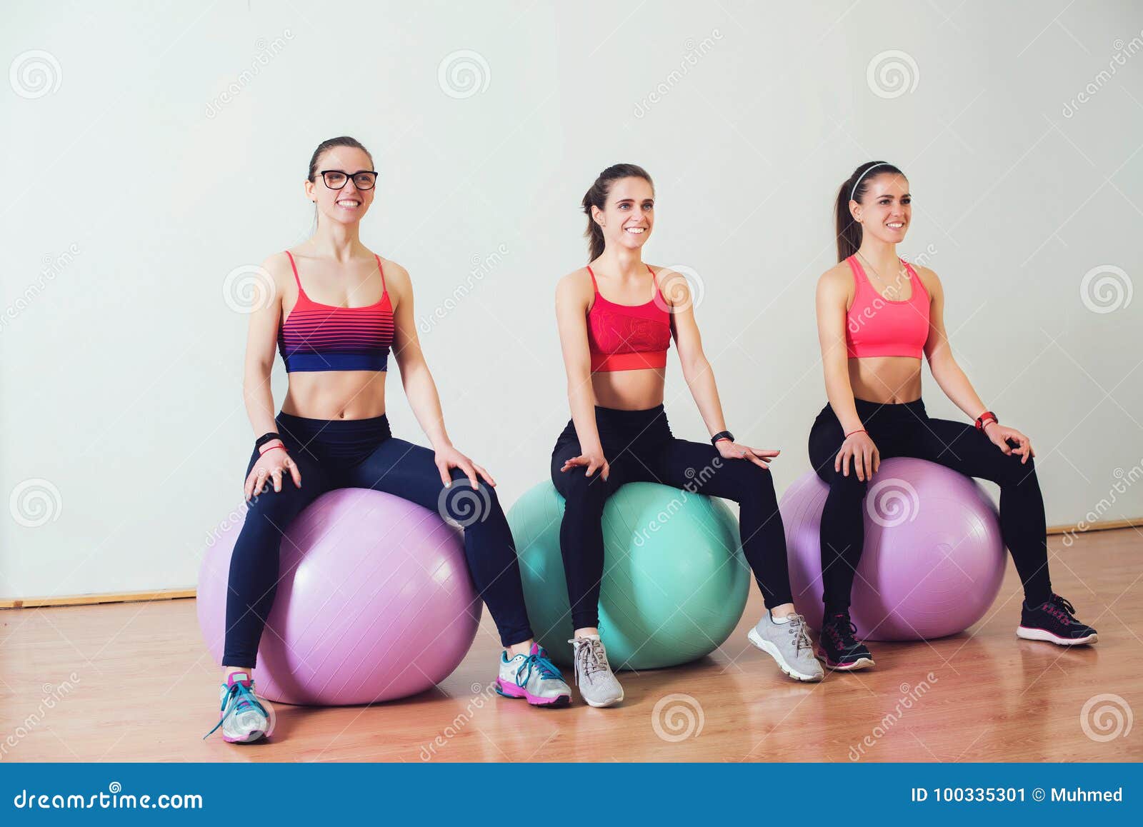 Шар идеальная форма. Тренировки на шарике в зале женщины. Идеальная фигура шар. Моя фигура идеальный шар. Девушка на шаре сидит в спортзале.