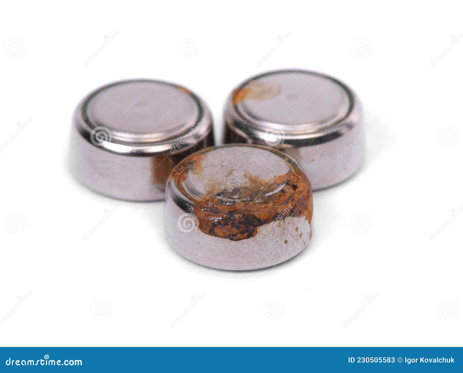 Groupe De Petites Piles Rouillées De Montre Image stock - Image du  batteries, fond: 230505583