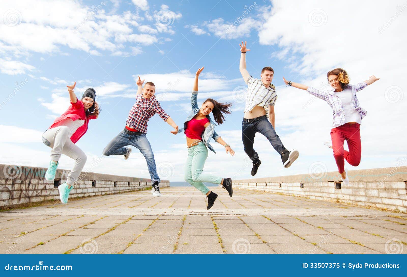 Groupe De Sauter D'adolescents Image stock Image du danse, culture