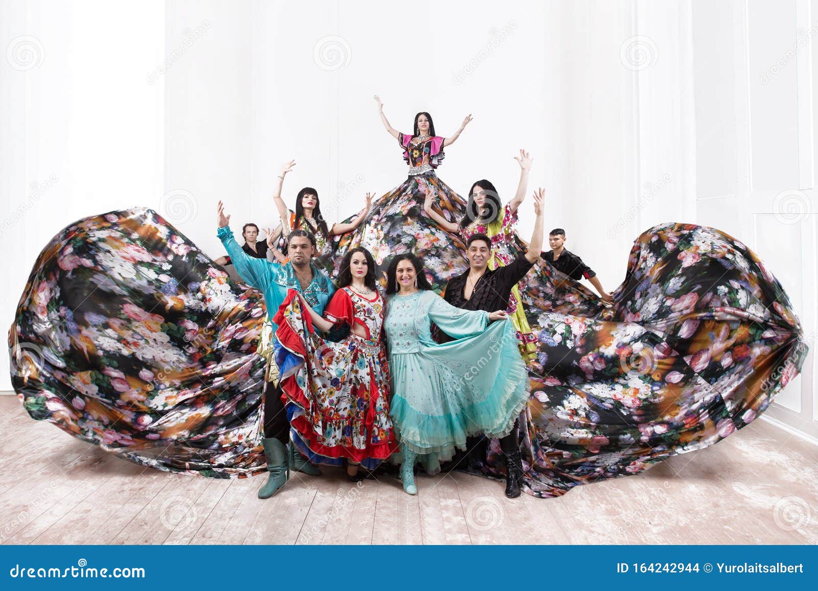 Groupe de Tziganes parlant lors d'un spectacle de danse tzigane photo avec espace de copie