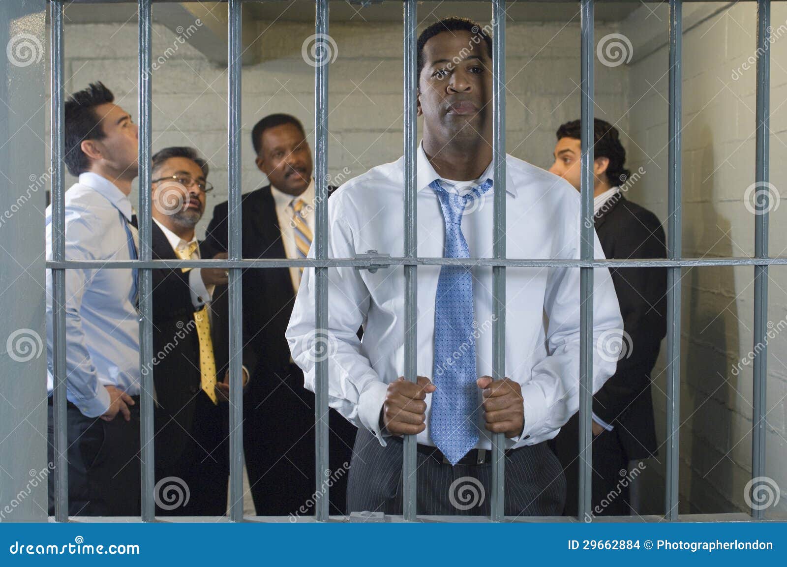 Groupe Des Hommes En Cellule De Prison Photo stock Image du fixation