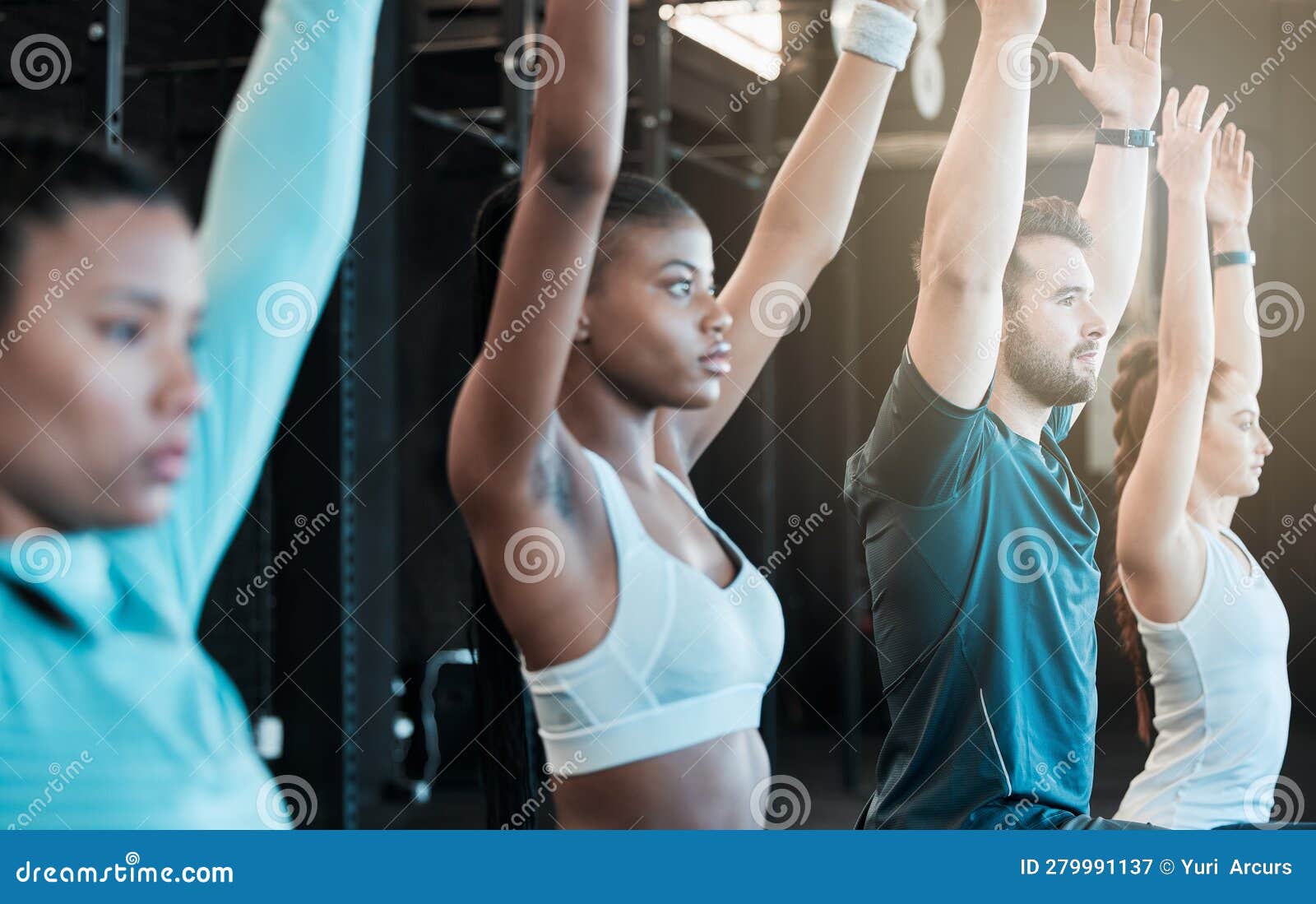 Groupe Fitness Et Bras Pour L'exercice Lunaire Dans Une Salle De