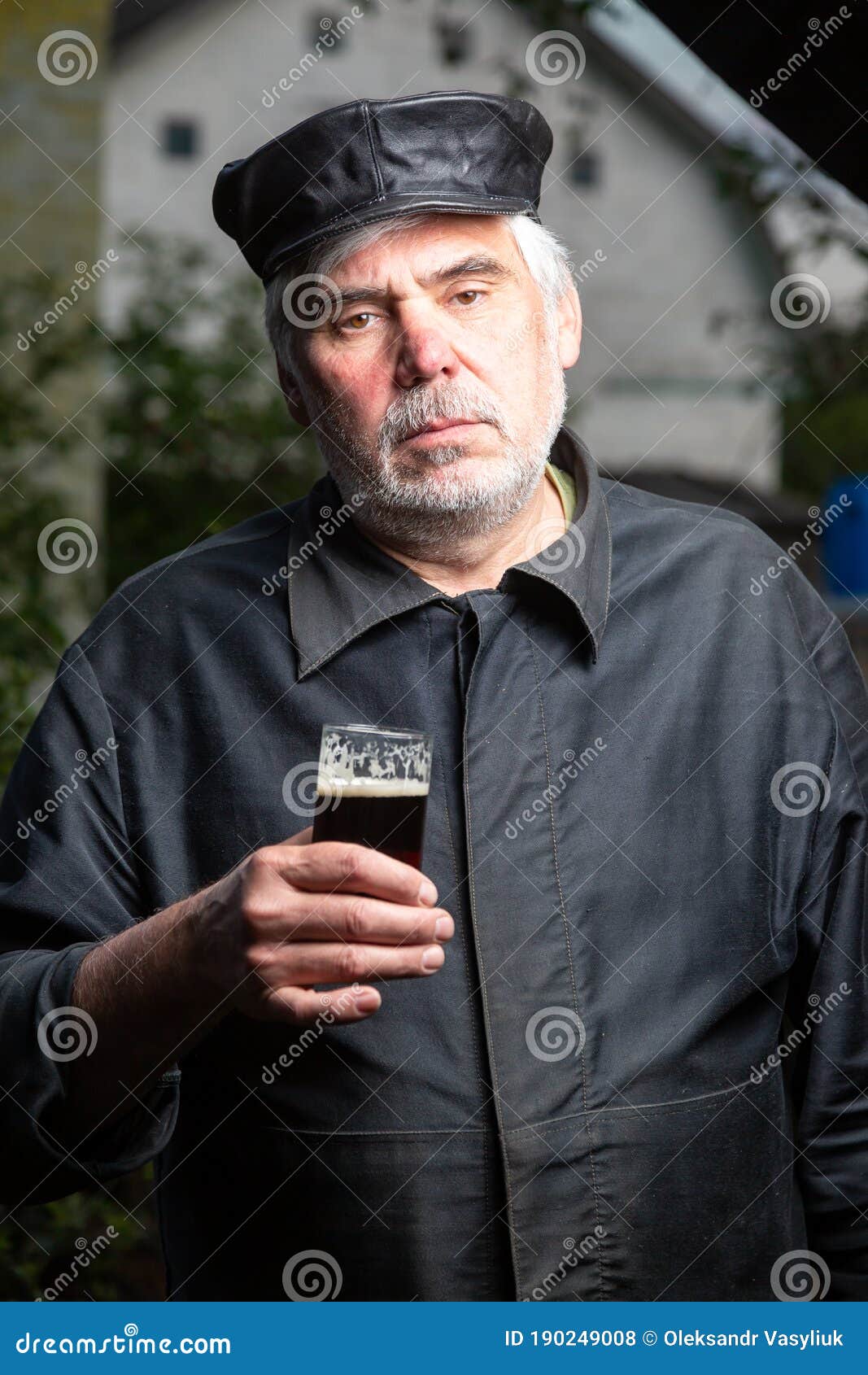 gehandicapt Iedereen Winderig Grove Trieste Oudere Man Met Zwarte Ouderwetse Oude Kleren En Een Lederdop  Met Een Glas Bier in Zijn Hand Stock Foto - Image of openlucht, kaukasisch:  190249008