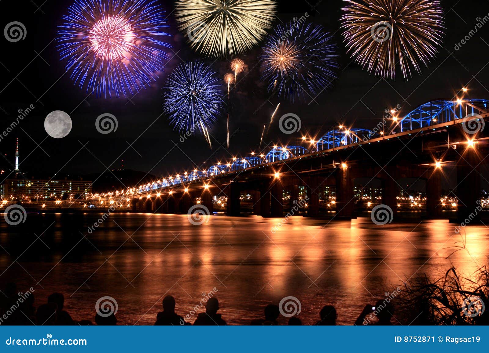 Großartige Feuerwerke in Han-Fluss im Vollmond. Großartige Feuerwerke in Han-Fluss Seoul Korea im Vollmond