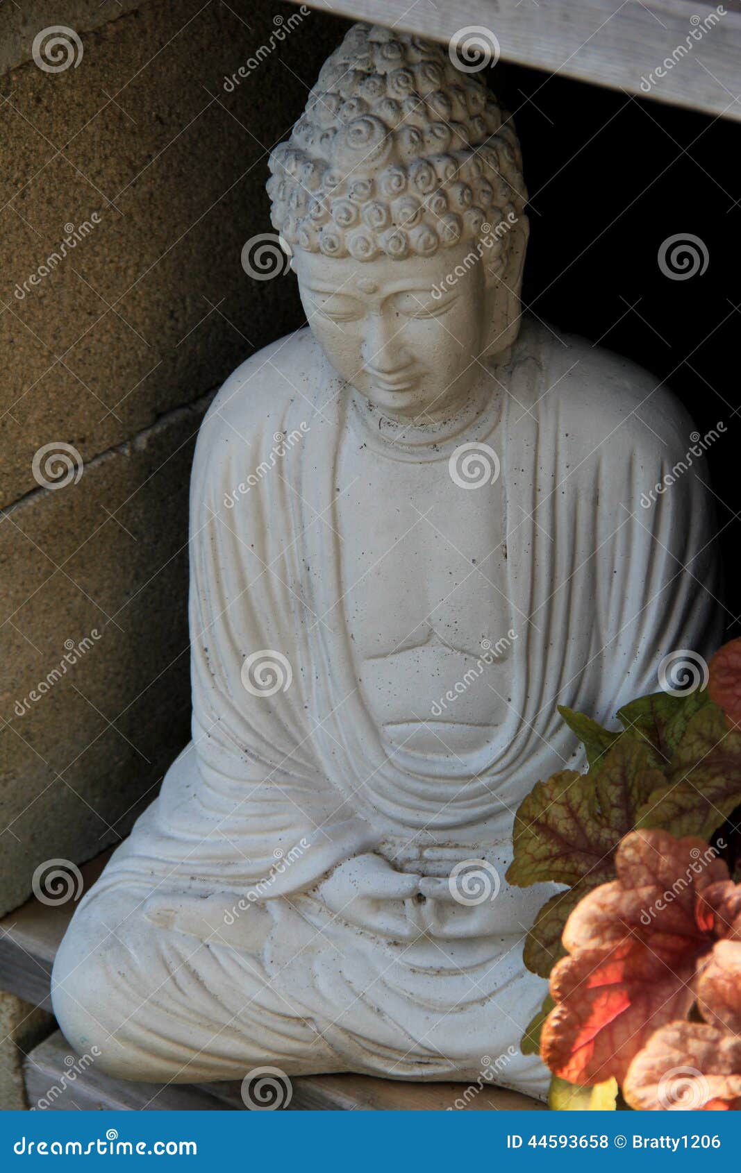 Große BuddhaStatue Verstaut in Geheimen Ort Im Garten Stockfoto Bild