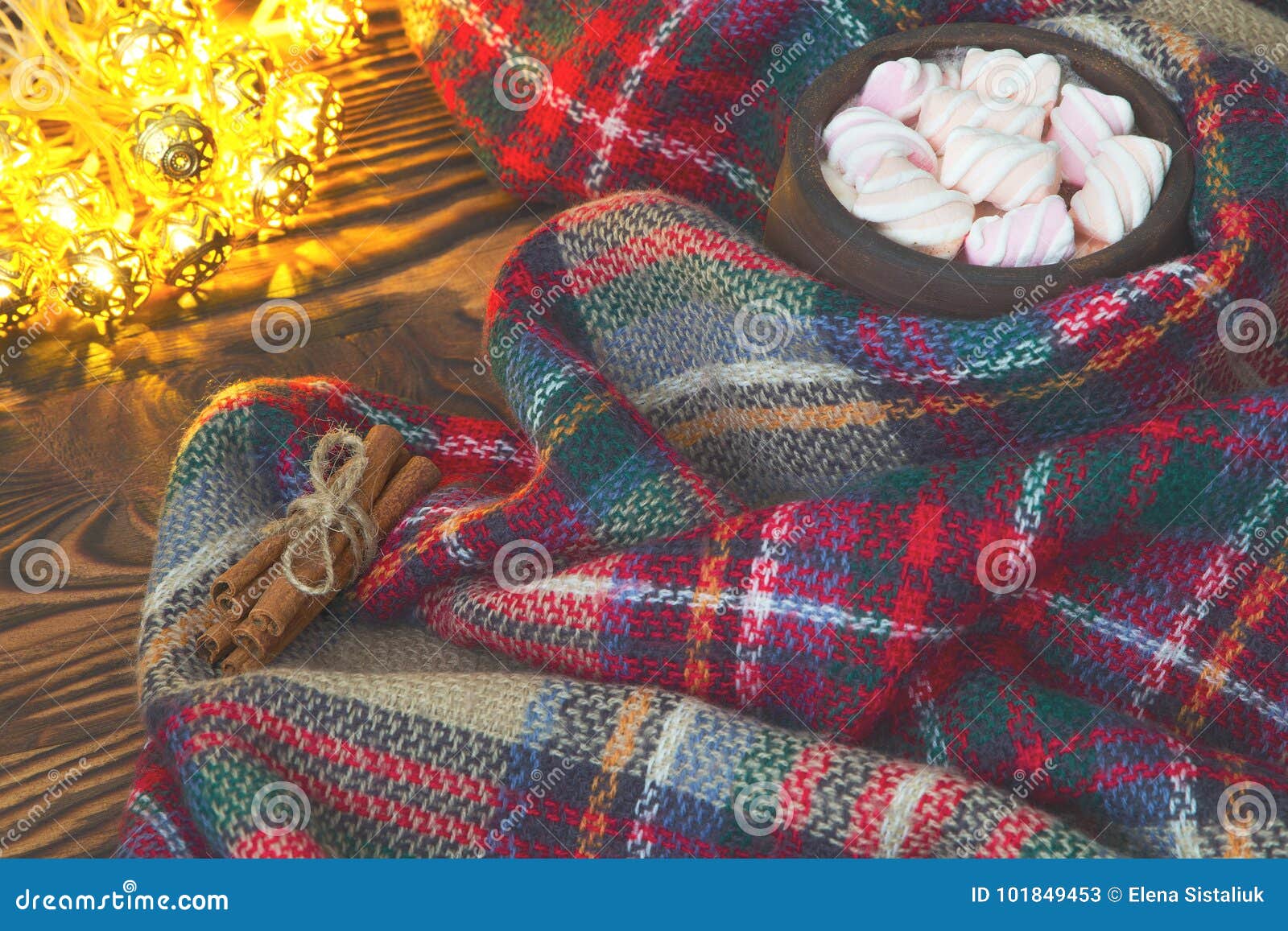 Große Schale heißer Kakao mit Eibisch, Zimt und warmer Decke auf einer alten Weinlese hölzern und Weihnachtslicht Gemütliches Wei. Große Schale heißer Kakao mit Eibisch, Zimt und warmer Decke auf einer alten Weinlese hölzern und Weihnachtslicht Gemütliche Weihnachts- oder Herbstanordnung