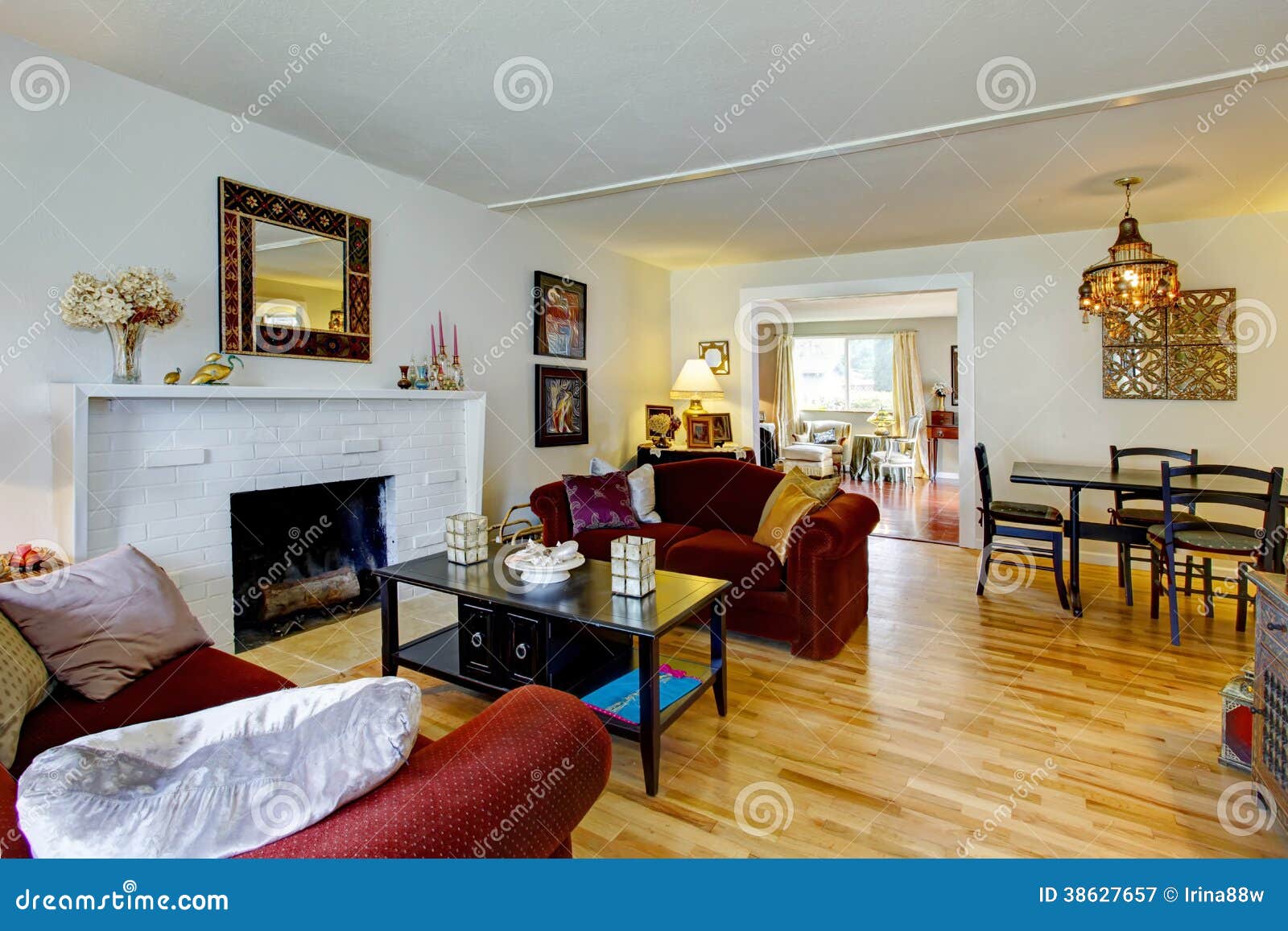 Großes Wohnzimmer Mit Einem Ziegelsteinhintergrundkamin Stockbild