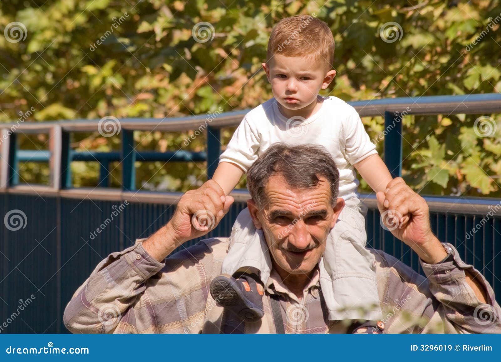 Großvater und Enkel, die in Park gehen.