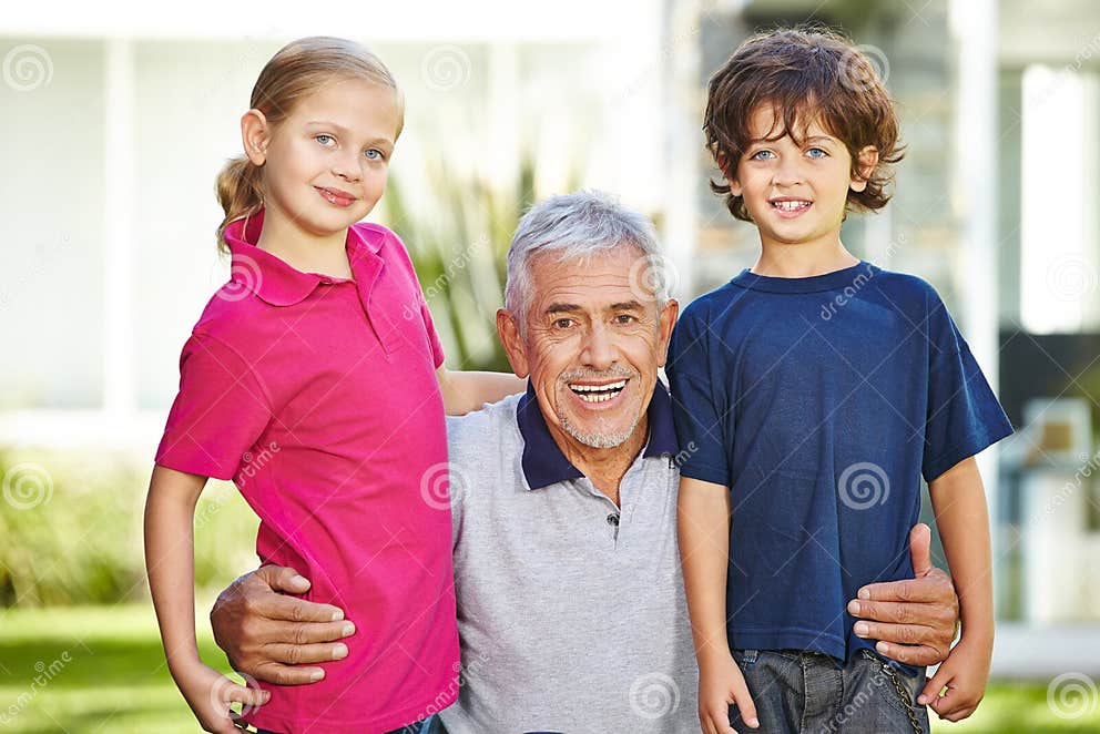 Großvater Und Zwei Enkelkinder Im Garten Stockbild Bild von