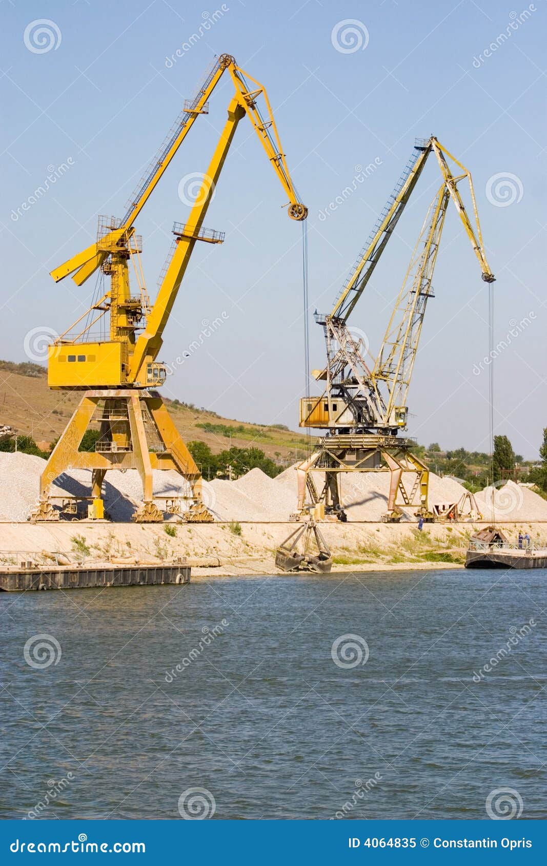 Gru industriali. Lavoro industriale giallo delle gru da acqua.