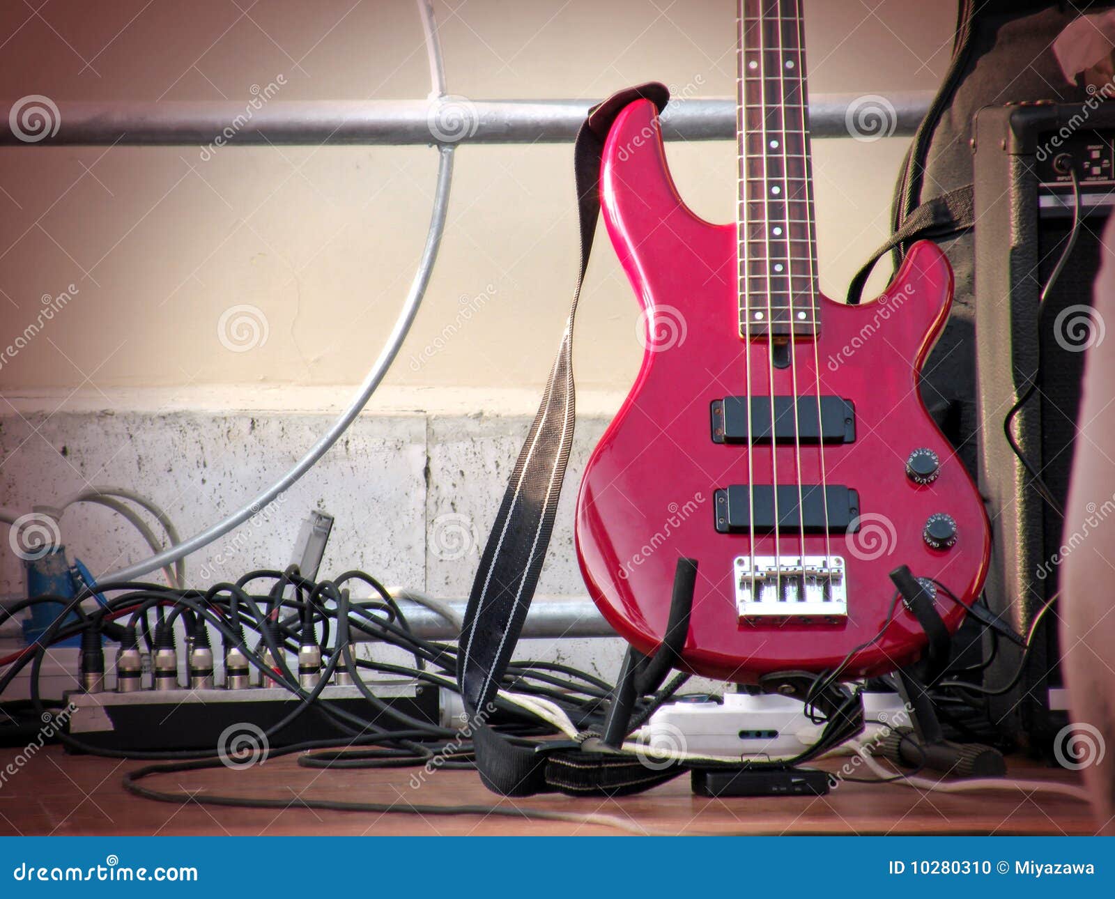 Grunge guitar stock photo. Image of single, arts, grunge 10280310