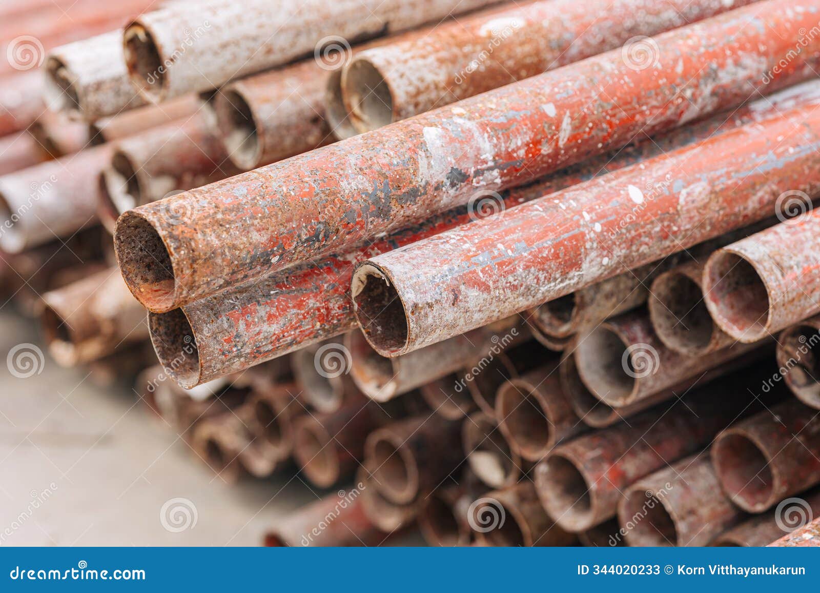 grunge use round metal pipe anti rust paint used in construction concrete precast form framework
