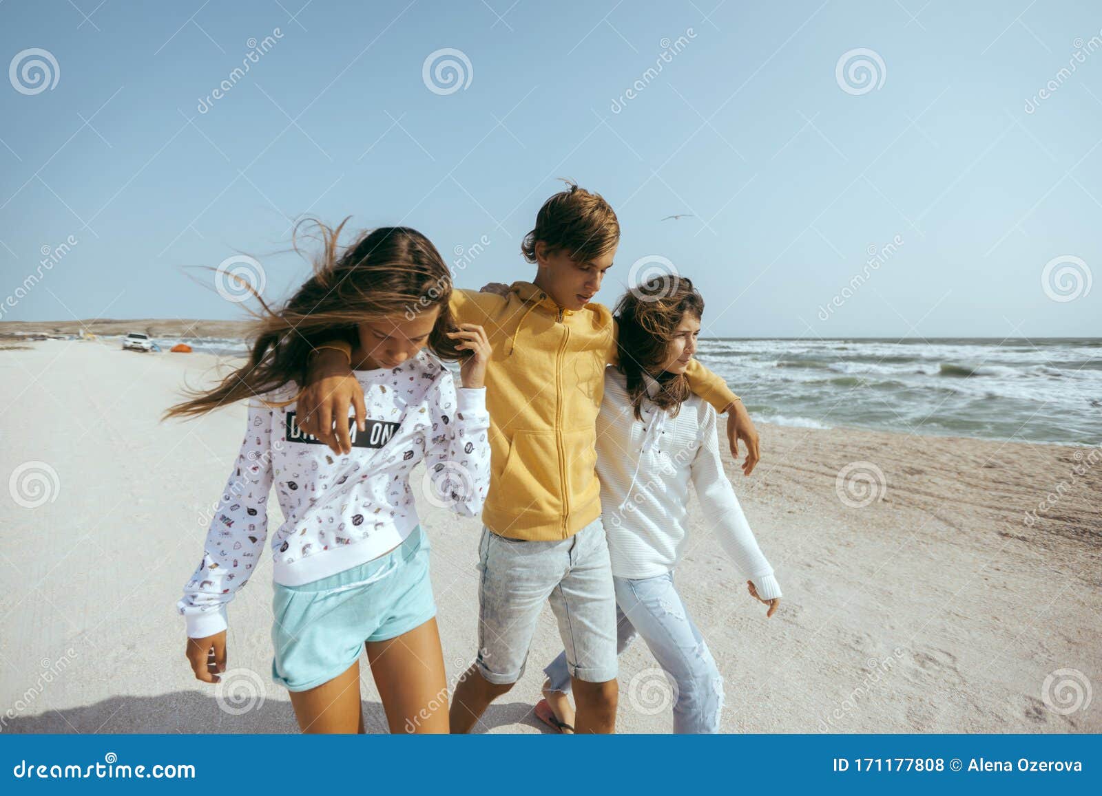 Grupo De Amigos Adolescentes Felices En La Playa Foto de archivo - Imagen  de cobarde, exterior: 171177808