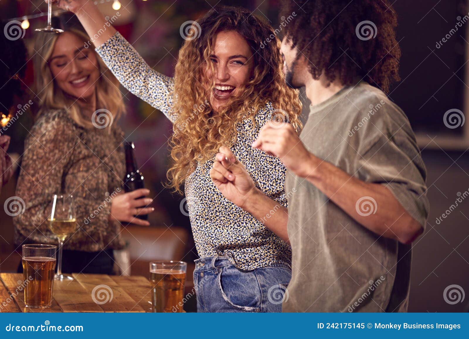 Grupo De Amigos Celebrando Assistindo a Jogos Esportivos Ou Jogos De Bebendo  Em Bar Juntos Imagem de Stock - Imagem de jogo, hispânico: 242175145