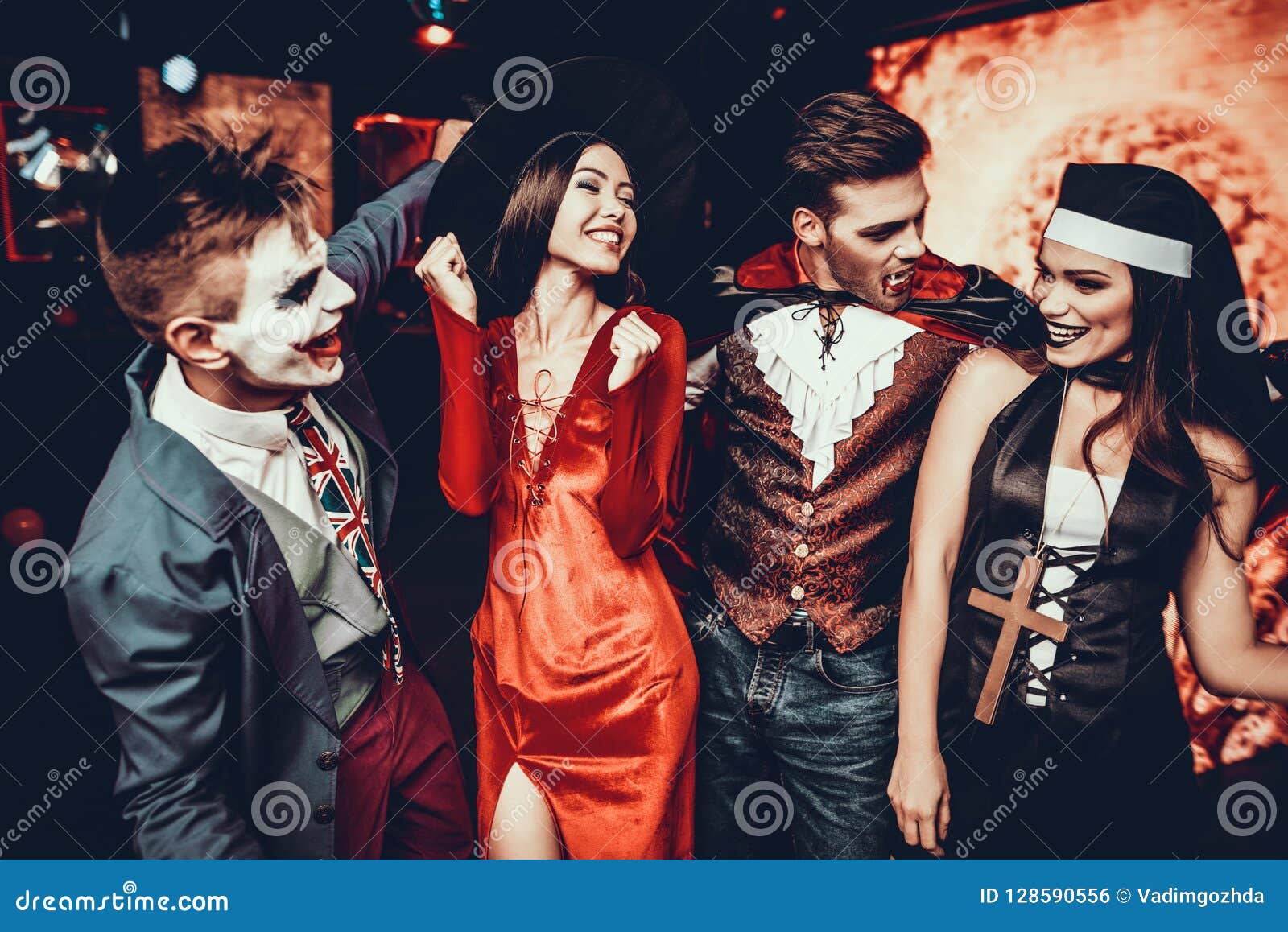 Grupo De Amigos En El Baile De Los Disfraces De Halloween Foto de archivo - Imagen de belleza, persona: 128590556 Grupo De Amigos En El Baile De Los Disfraces De Halloween Foto de archivo - Imagen de belleza, persona: 128590556