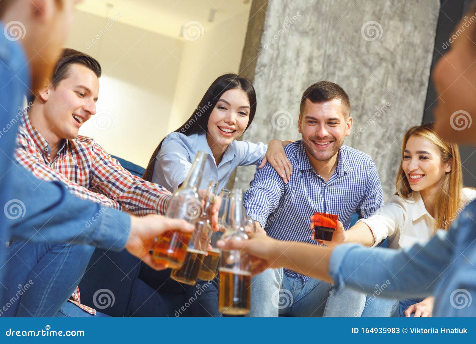 Grupo de amigos se divertindo em casa. pessoas jogando jogos em casa. lazer. amigos juntos sorrindo dentro de casa