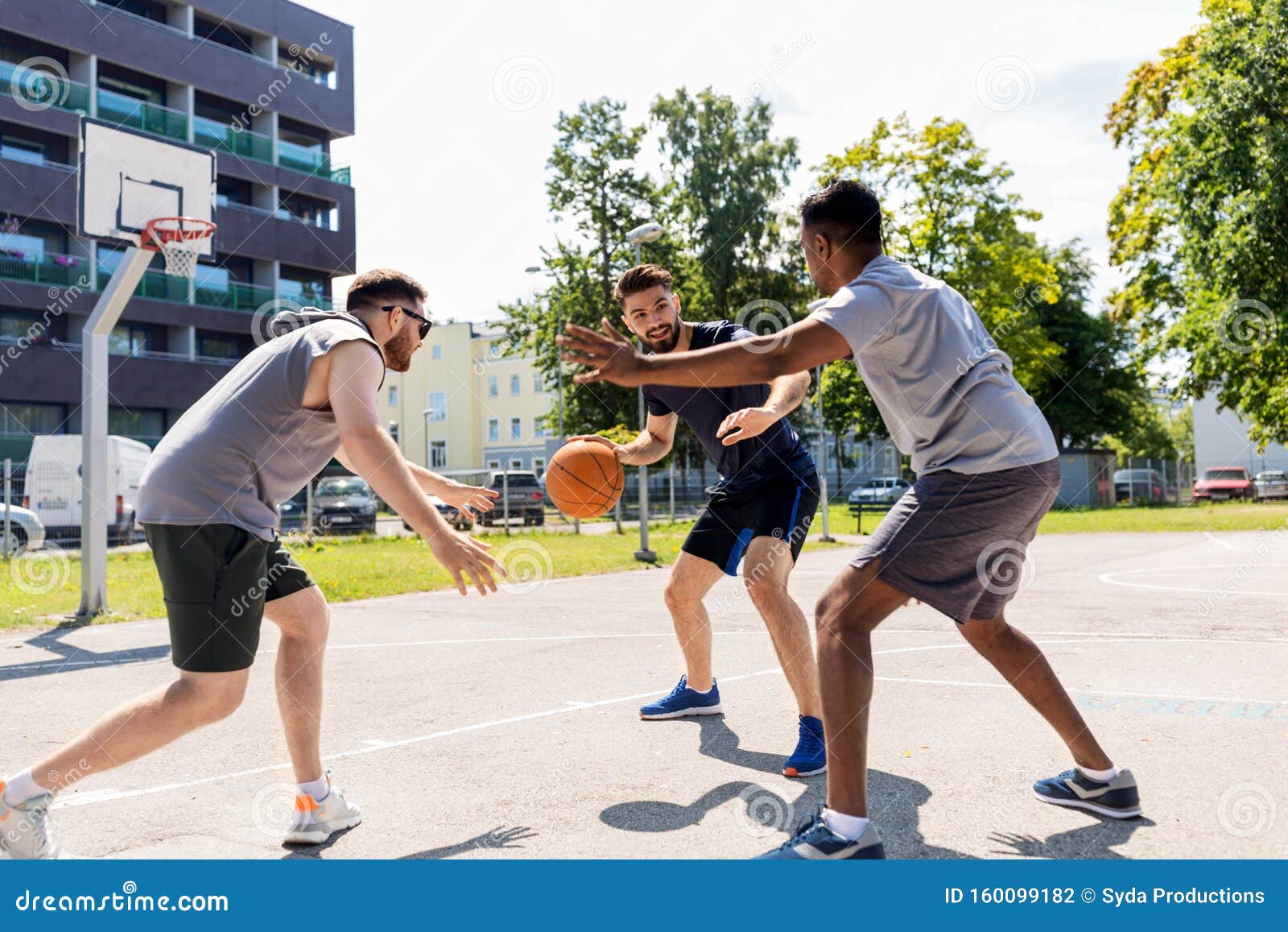 Foto Um grupo de pessoas jogando basquete – Imagem de Pessoa