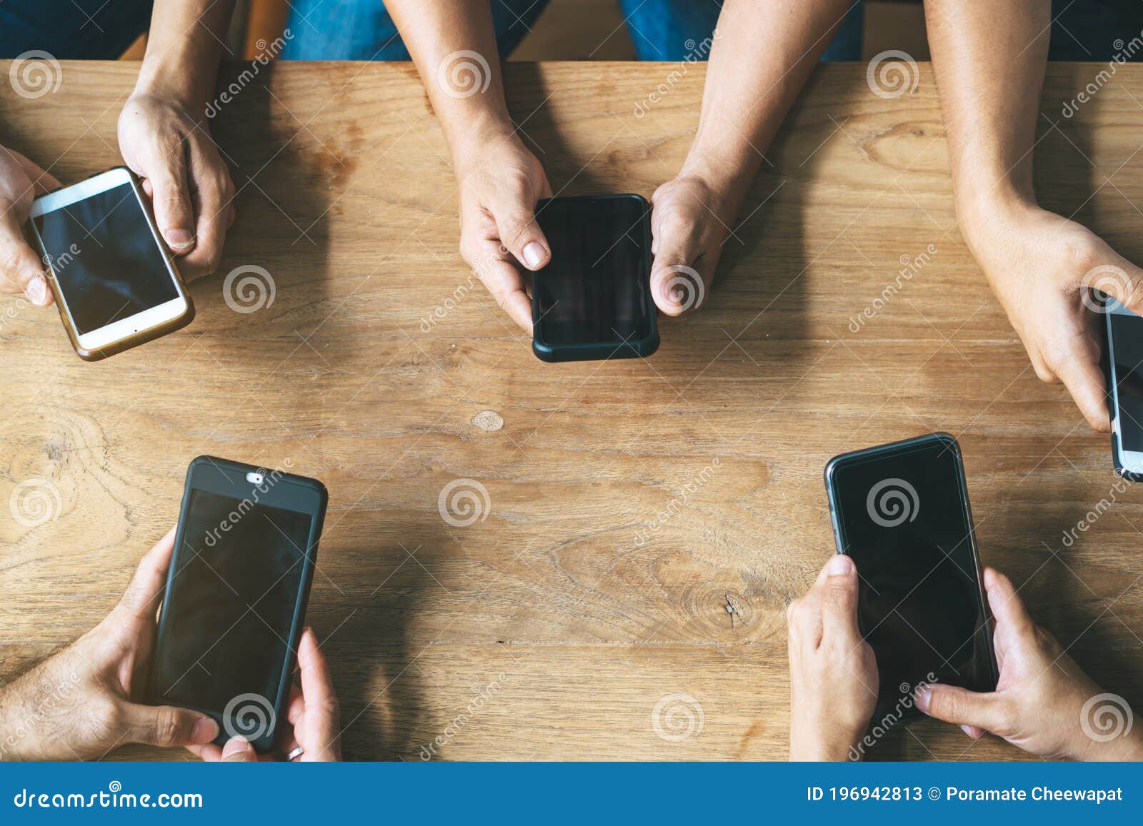 Grupo de amigos que jogam jogos de aplicativos no celular e on-line juntos.