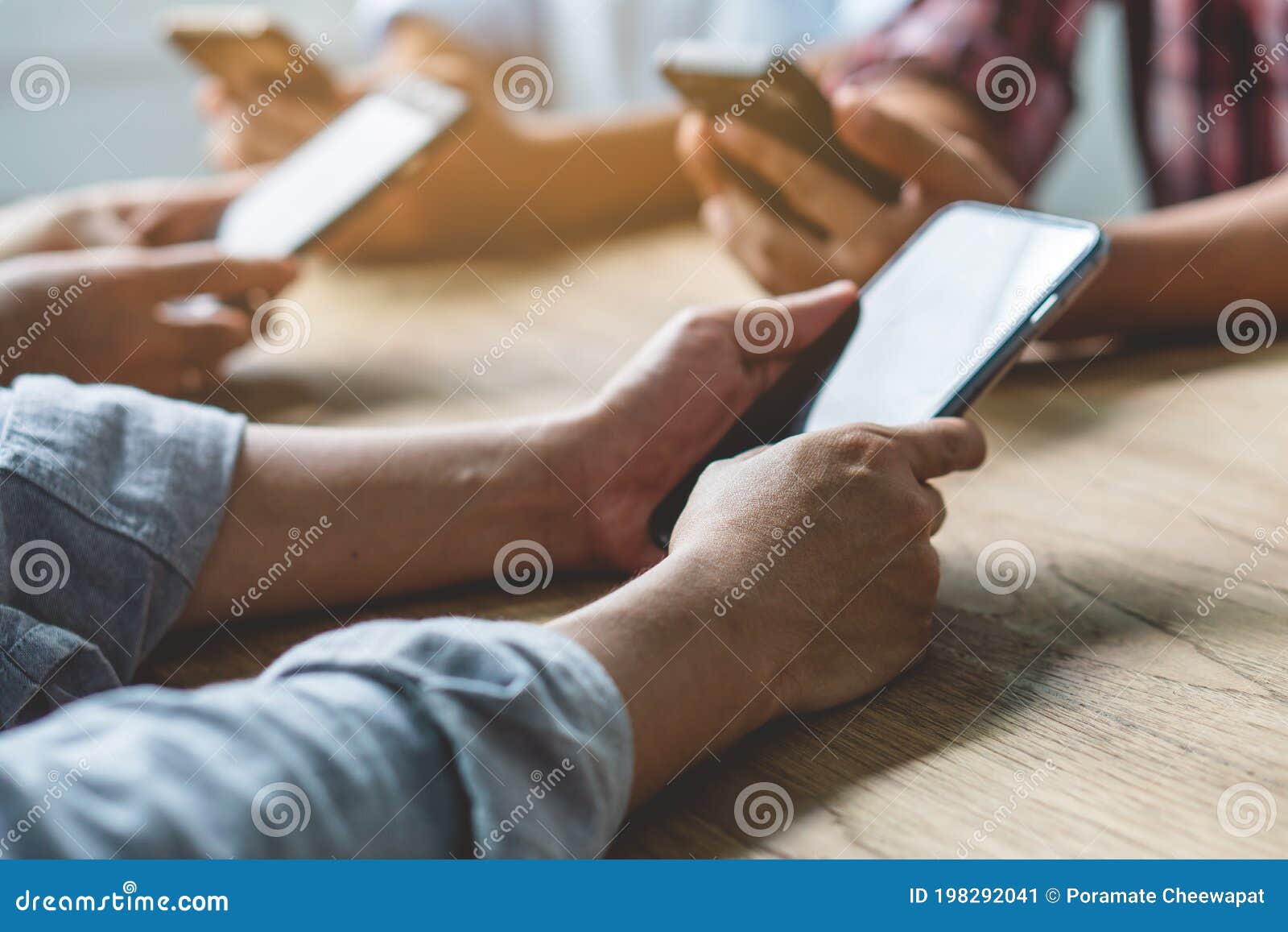 Grupo De Amigos Jogando Jogos De Aplicativos Em Celulares E on-line Juntos  As Mãos Estão Segurando Um Círculo De Smartphone Na Me Imagem de Stock -  Imagem de tecnologia, social: 198292041