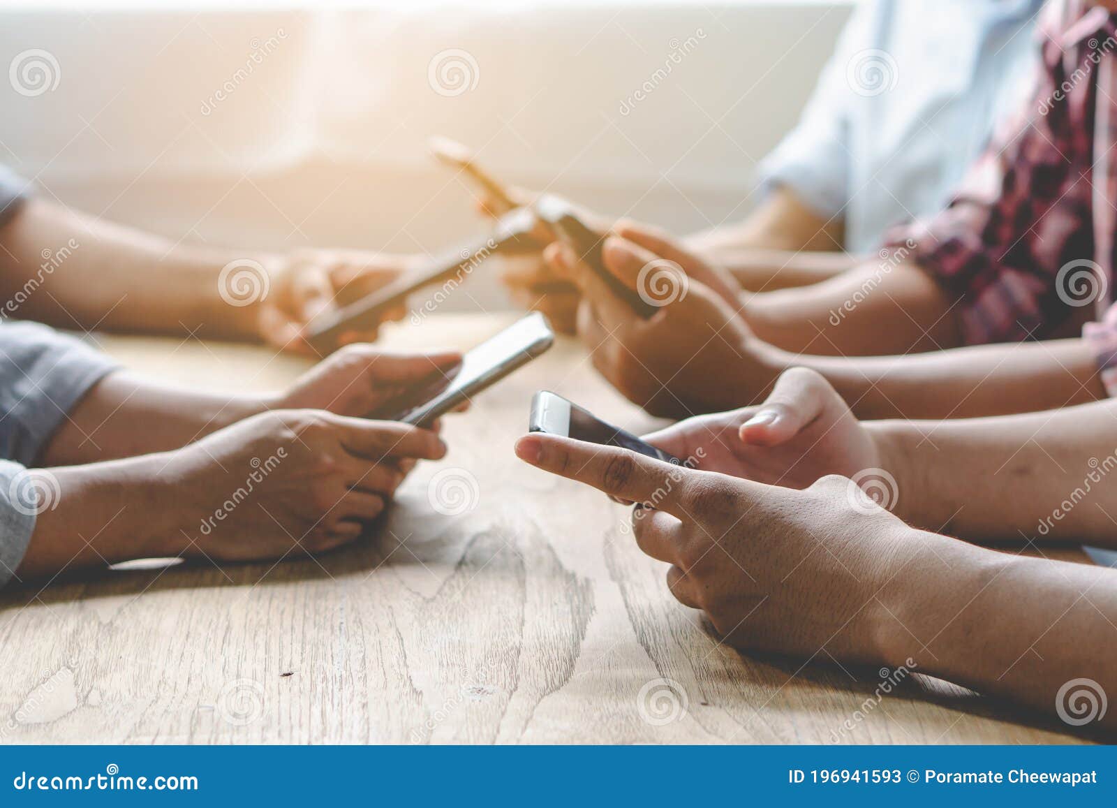 Grupo De Amigos Jogando Jogos De Aplicativos Em Celulares E on-line Juntos.  As Mãos Estão Segurando O Círculo Do Smartphone. Imagem de Stock - Imagem  de rede, compartilhar: 196942813