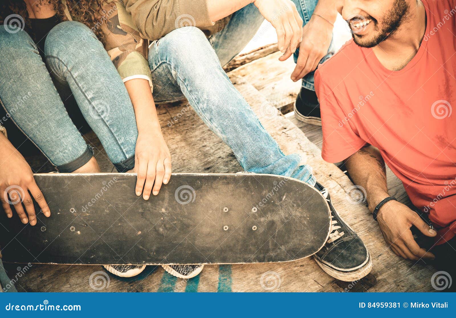 Grupo De Amigos Multirraciais Que Têm O Divertimento No Parque Do