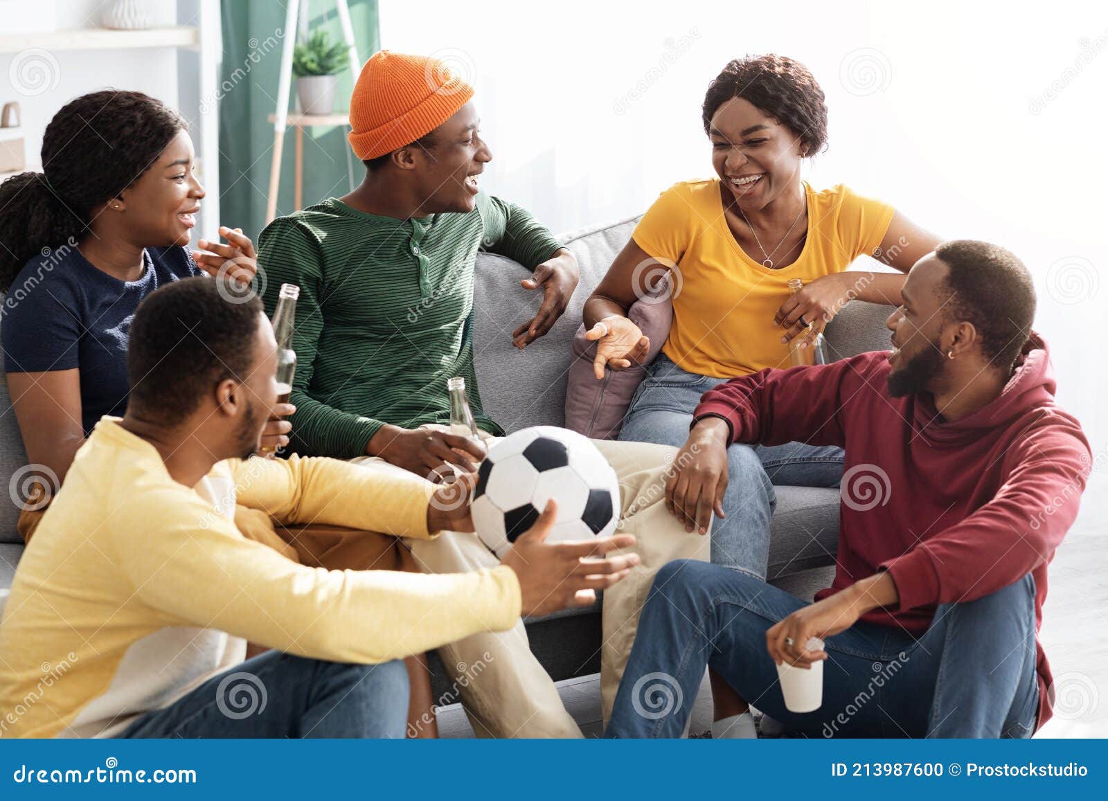 Grupo de amigos alegres se divertindo enquanto assiste a jogos