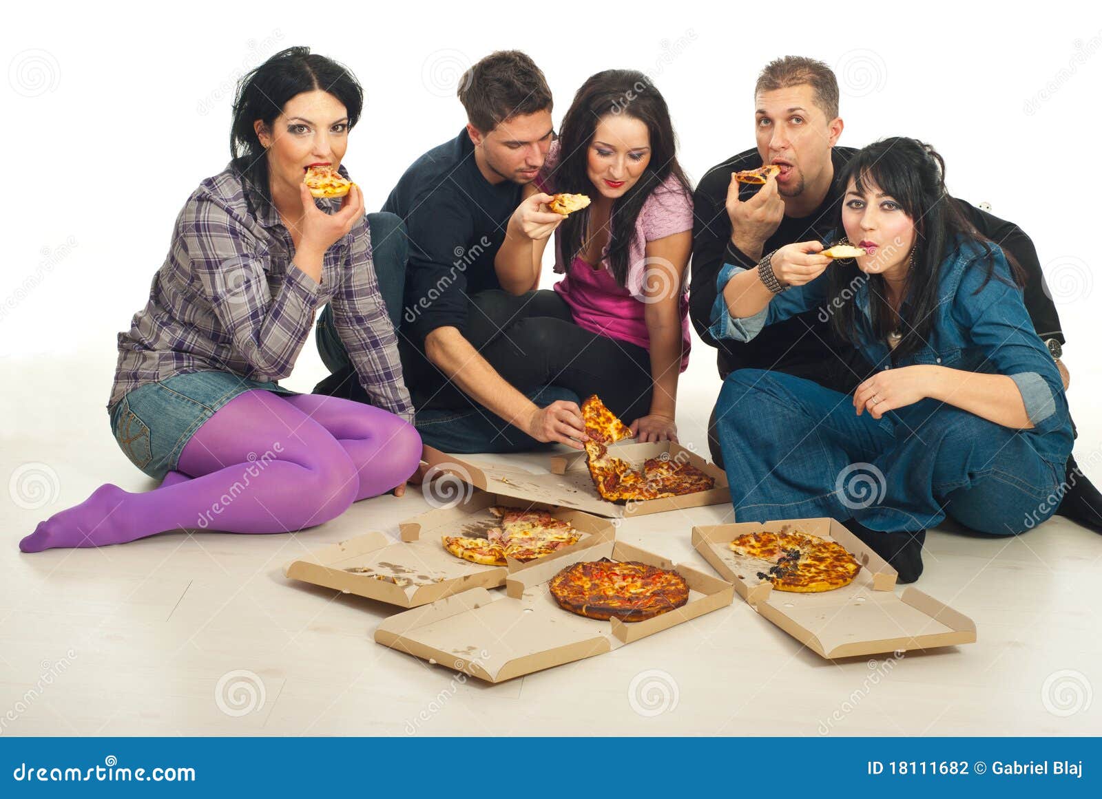 Grupo De Amigos Que Comen La Pizza Foto de archivo Imagen de mirando