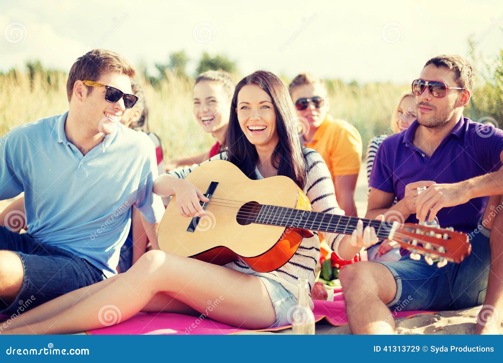 Grupo De Amigos Multirraciais Que Têm O Divertimento No Parque Do