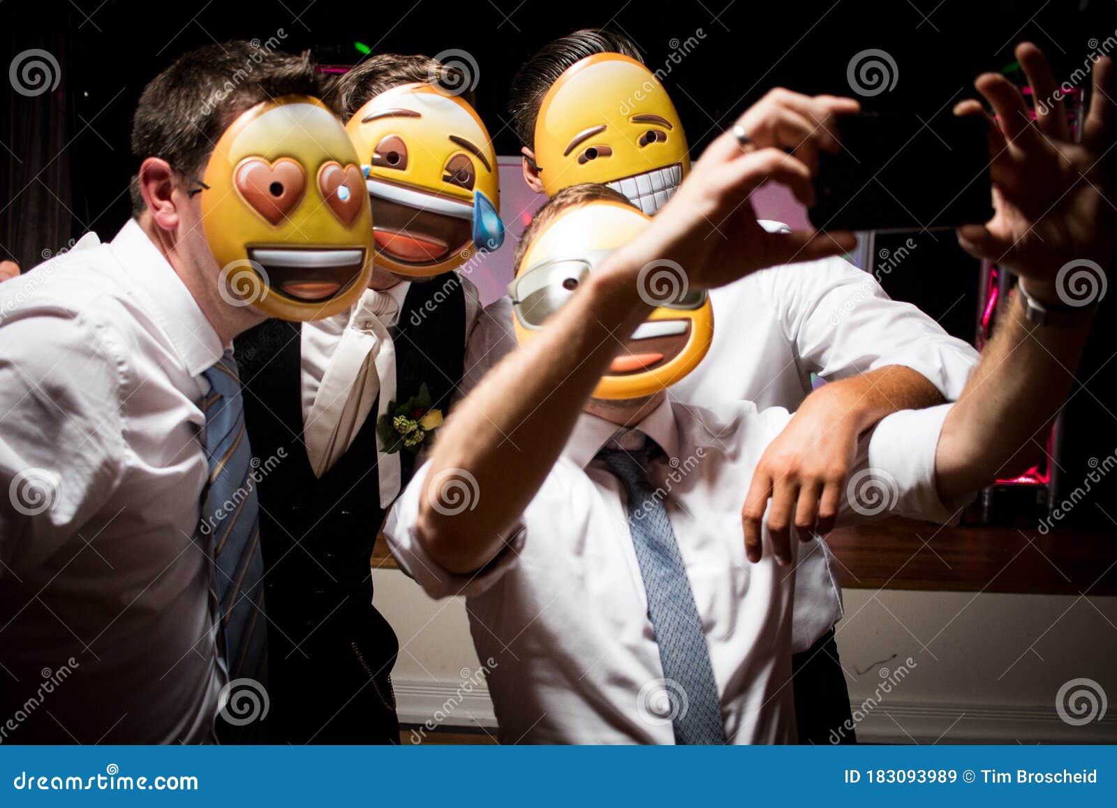 Grupo De Amigos Selfie Partido De Solteros Hombres Máscara Emoji Imagen de  archivo - Imagen de mejor, libro: 183093989