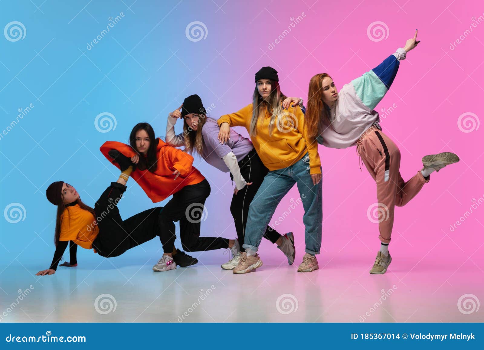 Grupo Bailarines Niños Y Niñas Hiphop Con Ropa Elegante En El Fondo De Estudio De Gradiente En Luz De Neón. Foto de archivo - Imagen de fondo: 185367014