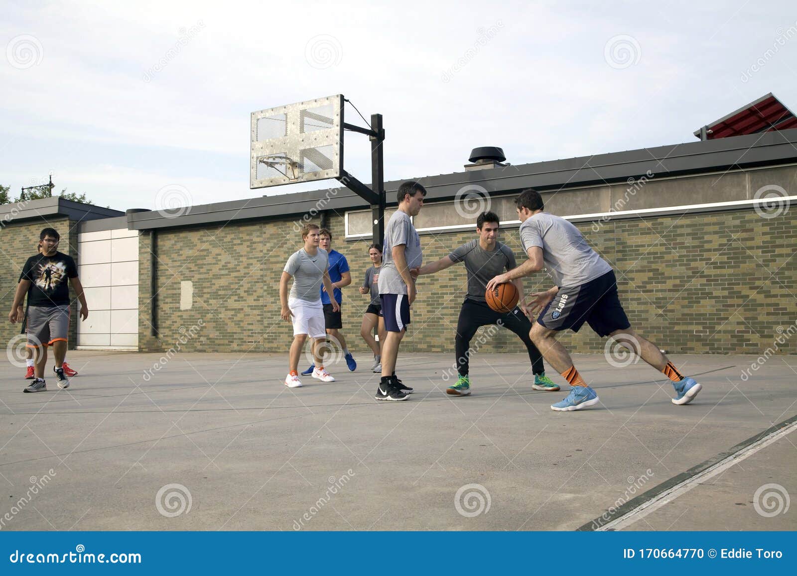 Grupo De Caucasianos Joga Um Jogo Amigável De Basquete Bronx NY