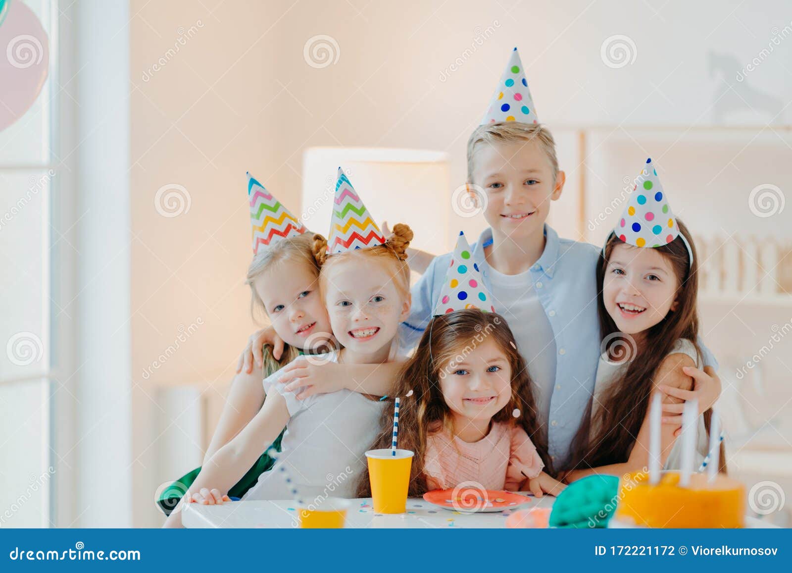 Grupo De Crianças Pequenas Têm Festa De Aniversário, Usar Chapéus