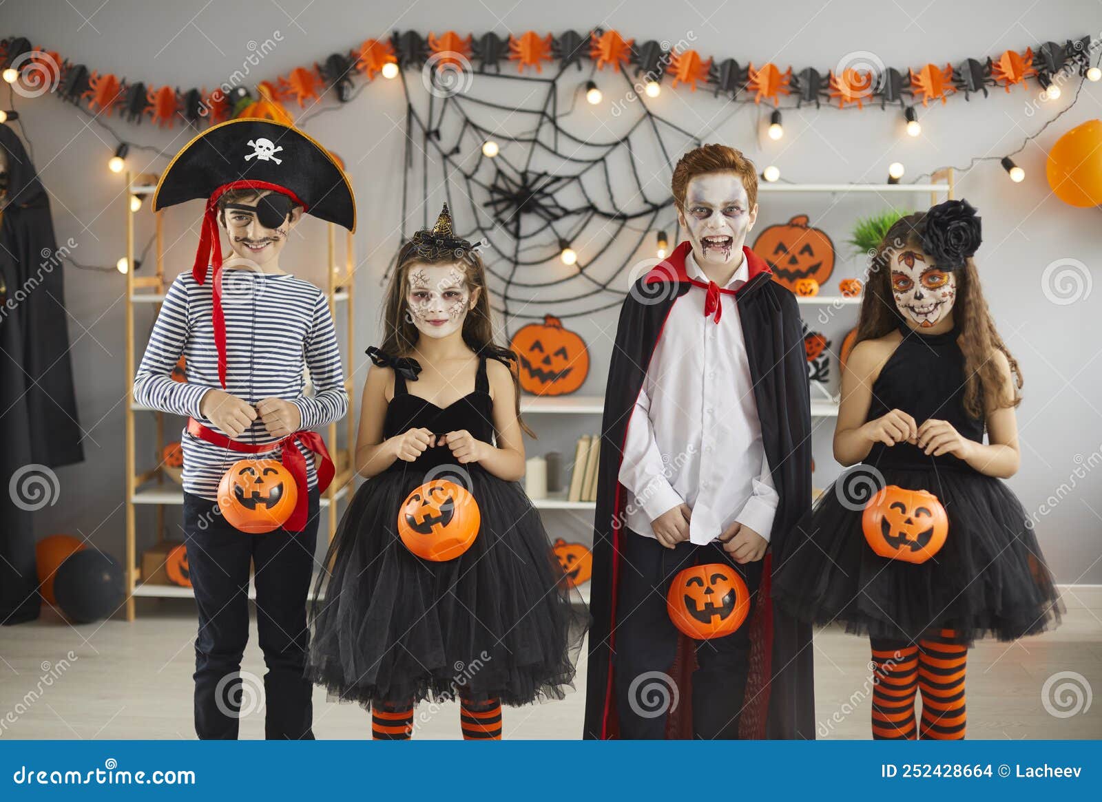 Crianças Na América Celebram O Dia Das Bruxas Engraçado Grupo De Amigos  Crianças Numa Fantasia De Halloween Na Festa De Halloween Foto de Stock -  Imagem de bonito, livro: 161170756