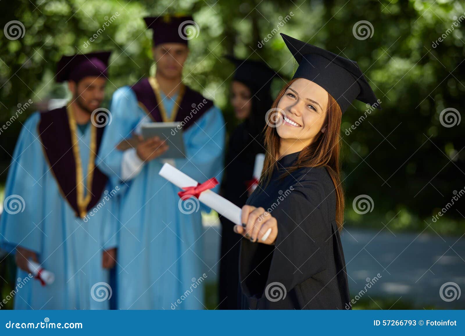 Grupo de estudantes em vestidos da graduação. Graduação: Grupo de olhar dos estudantes ao futuro