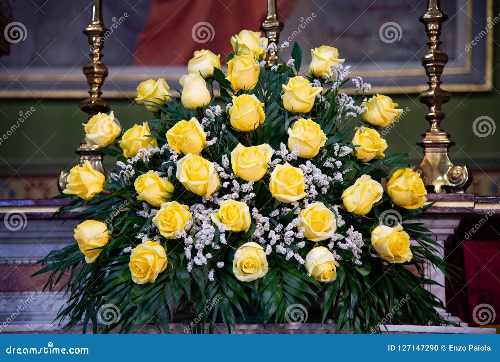 Grupo De Flores Das Rosas Amarelas E De ` Do Gypsophila a Flor No ` Da  Névoa Ou Véu Nupcial Para O Casamento No Altar Na Igreja Foto de Stock -  Imagem