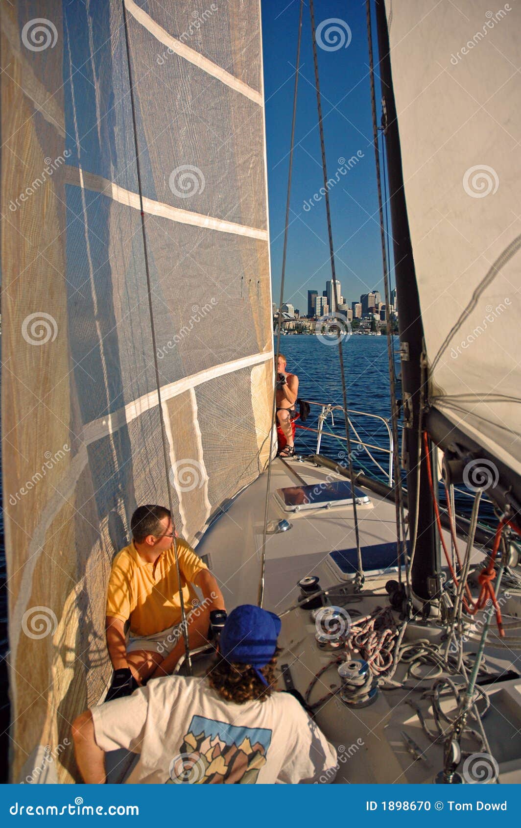 Grupo de Foredeck do Sailboat. Membros de grupo no Foredeck