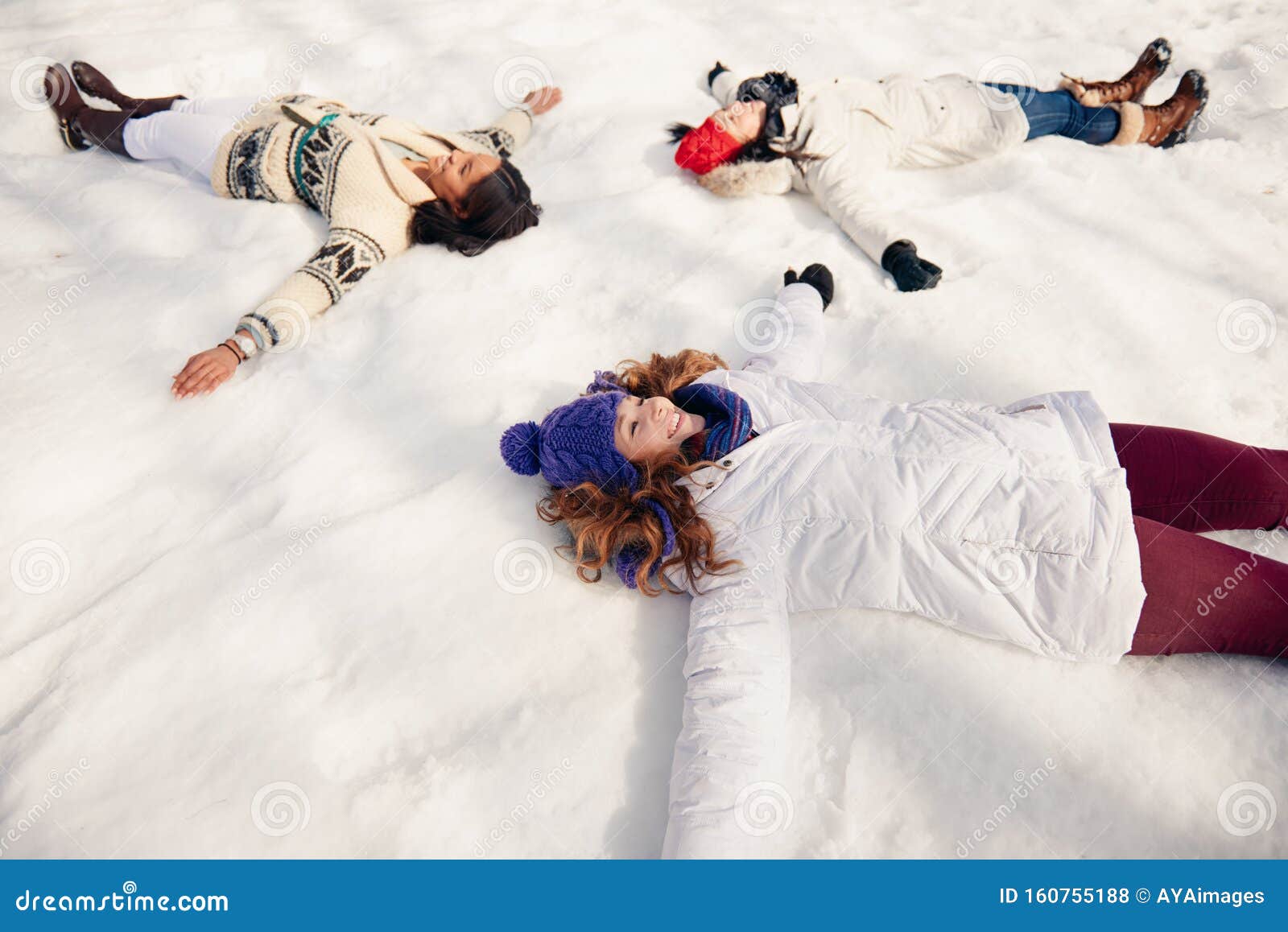 Duas Pessoas Caminhando Num Dia De Inverno Com Neve E Sol Cheio