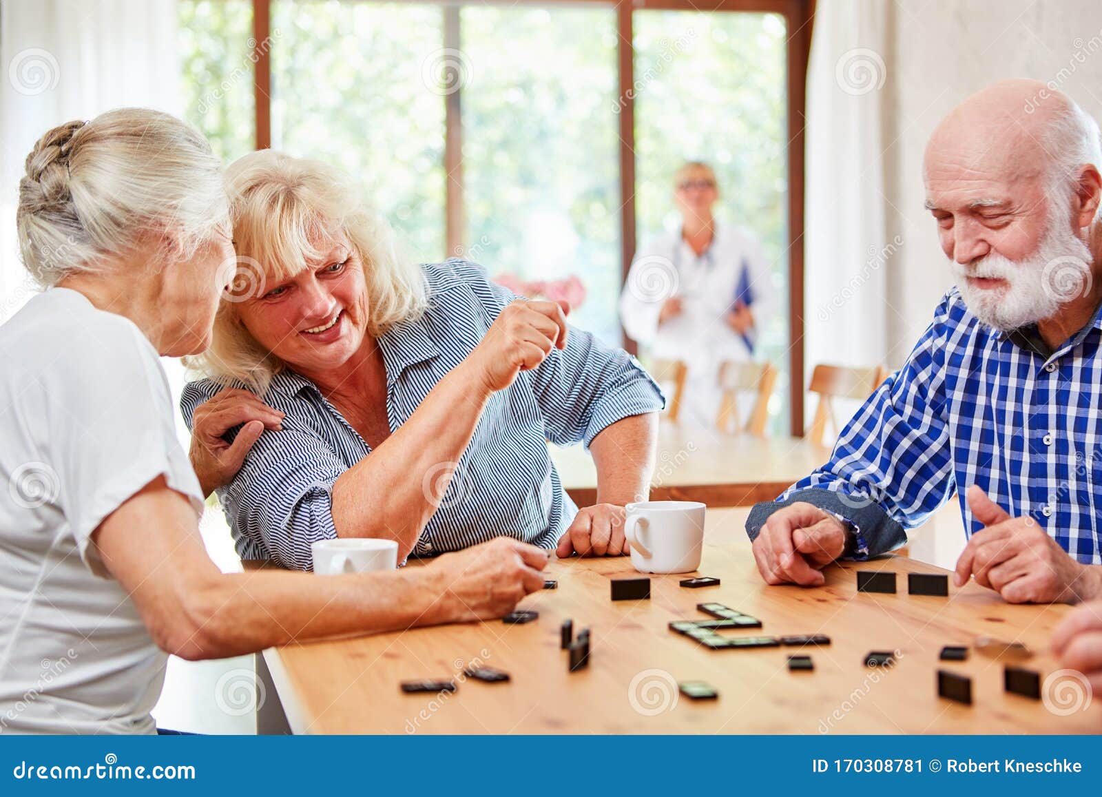 Grupo De Idosos à Mesa No Jogo Domino Imagem de Stock - Imagem de alegria,  despreocupado: 170308781