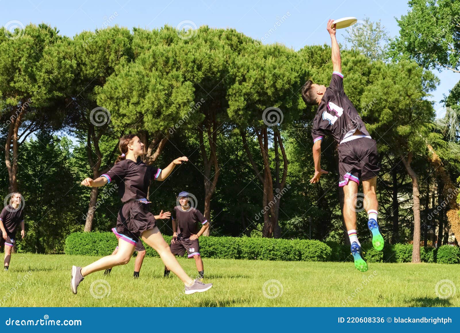 Pólvora Erudito color Grupo De Jóvenes Adolescentes En Equipo Llevan Jugando Un Juego De Frisbee  En Parque Al Aire Libre. Saltar Hombre Coger Un Frisbee Foto de archivo -  Imagen de juego, campo: 220608336