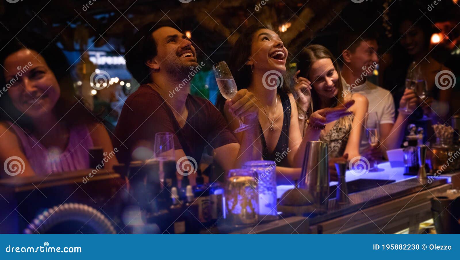 Grupo De Jóvenes Divirtiéndose En Una Fiesta En El Bar Riendo Y Bebiendo  Alcohol Foto de archivo - Imagen de hospitalidad, noche: 195882230