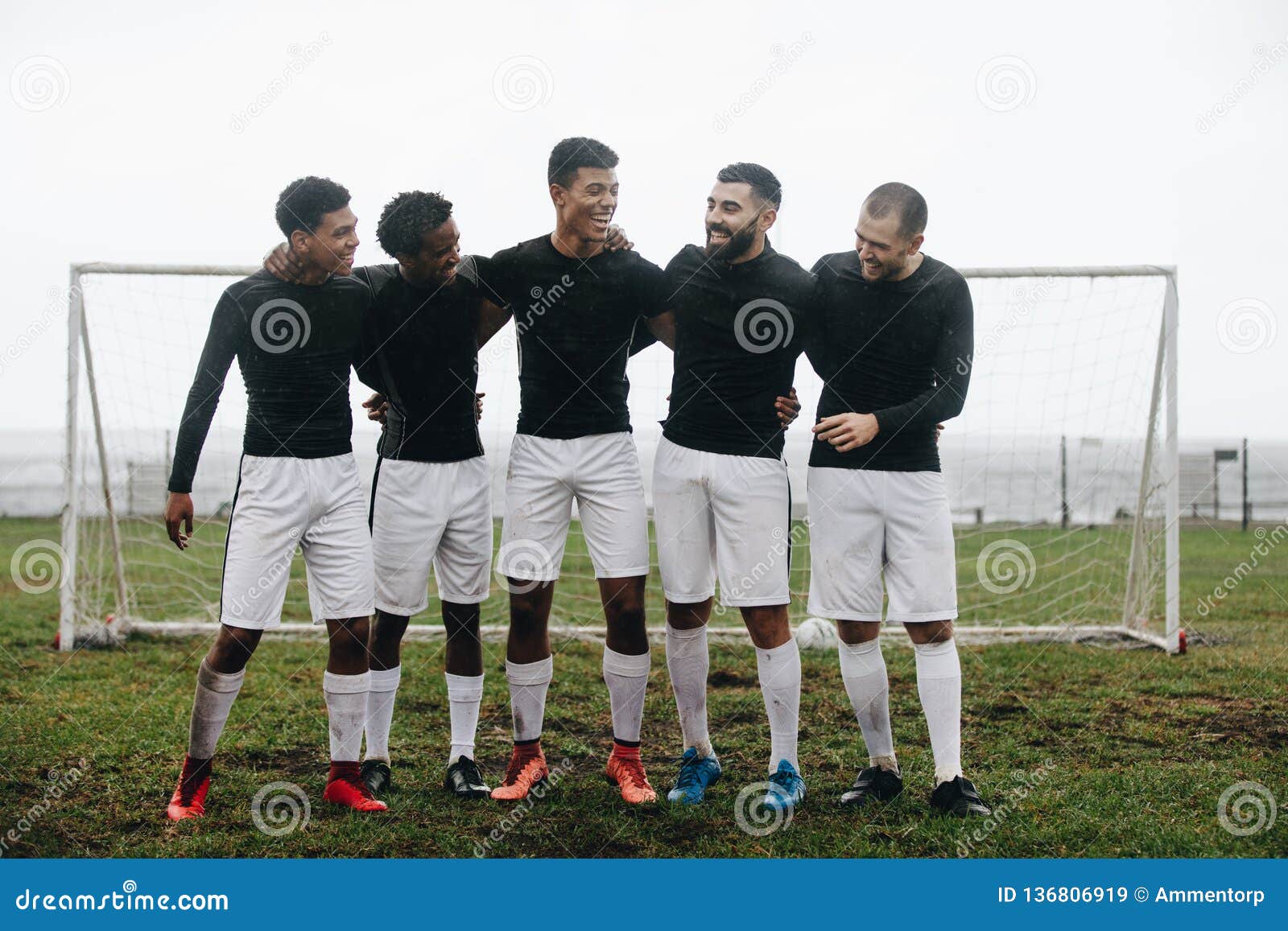 Jogadores De Futebol Que Juntam-se às Mãos Na Aproximação Que Fala